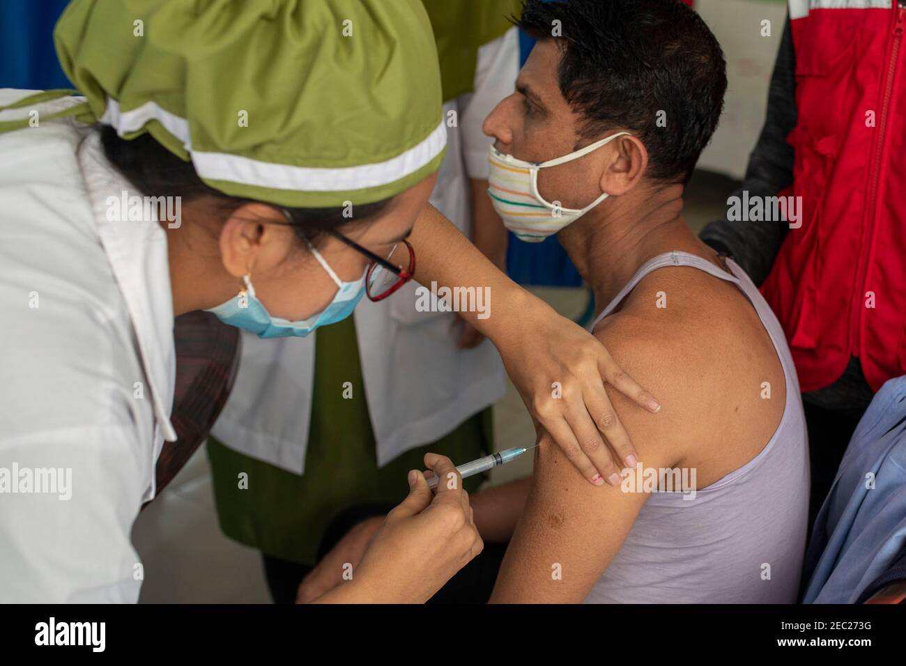 Une infirmière vaccine une femme avec le vaccin Covid 19 dans un hôpital de Dhaka, au Bangladesh Banque D'Images