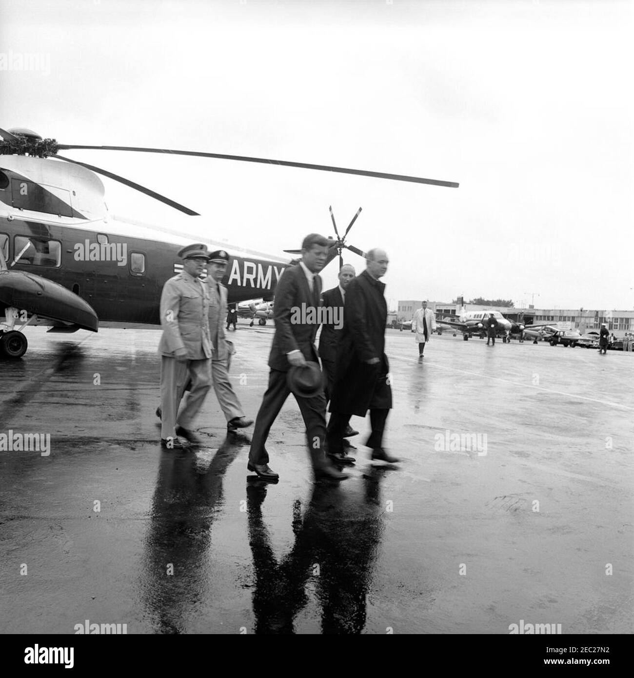 Cérémonie d'arrivée pour Roberto F. Chiari, Président du Panama, 11:00. Le Président John F. Kennedy arrive au terminal du Service militaire du transport aérien (MAT) pour la cérémonie d'arrivée en l'honneur du Président du Panama, Roberto F. Chiari. De gauche à droite : Commandant du corps des Marines, le général David M. Shoup; aide militaire au Président, Chester V. Clifton; le Président Kennedy (titulaire); le Chef du Protocole des États-Unis, Angier Biddle Duke; et le Secrétaire d'État, Dean Rusk. Roy Kellerman, agent du service secret de la Maison Blanche, marche en arrière-plan; un hélicoptère de l'armée des États-Unis se trouve à gauche. Washington NAT Banque D'Images