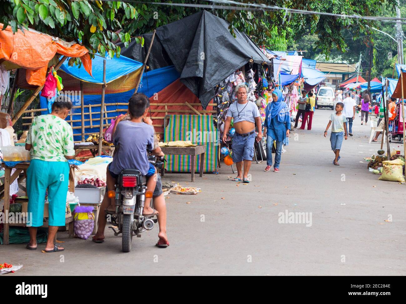 Dauin, Philippines - 9 septembre 2017 : marché provincial philippin de rue. Vie de rue de village asiatique. Route de village rustique avec des magasins et des gens locaux Banque D'Images