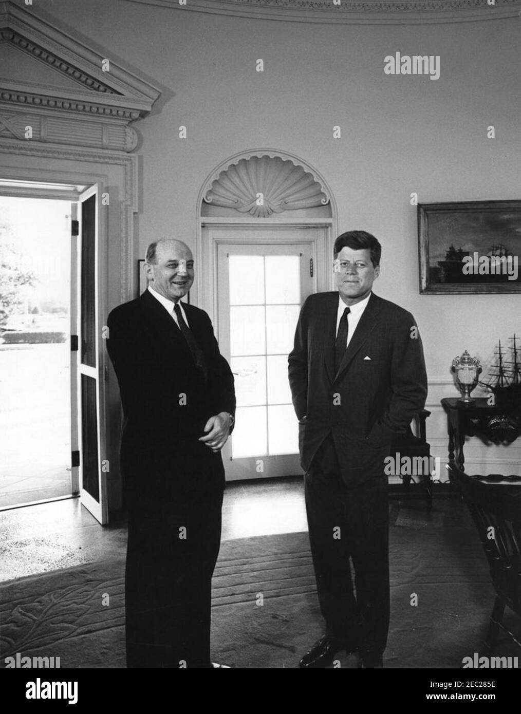 Rencontre avec le secrétaire d'État Dean Rusk, 10 h 00. Le président John F. Kennedy rencontre le secrétaire d'État Dean Rusk (à gauche) dans le bureau ovale. White House, Washington, D.C. Banque D'Images