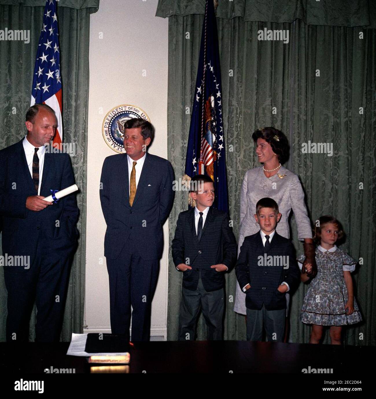 Assermentation en cérémonie, William Battle, ambassadeur des États-Unis en Australie, 5 h 14. Le Président John F. Kennedy visite l'Ambassadeur des États-Unis en Australie nouvellement nommé, William C. Battle, et sa famille lors de la cérémonie d'assermentation de M. Battleu0027s. De gauche à droite : Ambassador Battle; President Kennedy; W. Cullen Battle, Jr.; Robert W. Battle; Barry Webb Battle (à l'arrière); Janie Battle. Cabinet, Maison Blanche, Washington, D.C. Banque D'Images