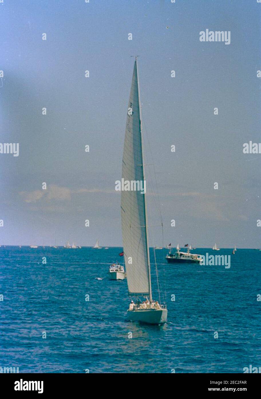 Le Président Kennedy regarde la 4e course de coupe Americau0027s. Yacht u201cWeatherlyu201d (du New York Yacht Club) participe à la quatrième course de la coupe Americau2019s 1962, au large de Newport, Rhode Island. Banque D'Images