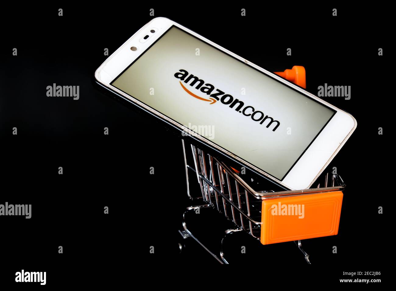Logo de l'application Amazon sur l'écran du smartphone. Concept d'achat en ligne où les gens peuvent magasiner rapidement et facilement partout dans le monde. Banque D'Images