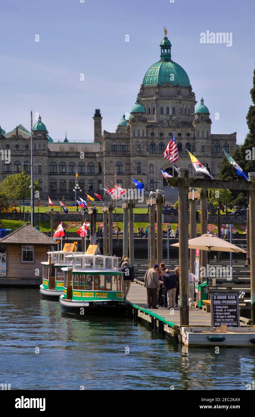 Édifices du Parlement et traversiers du port de Victoria dans l'arrière-port, Victoria Banque D'Images