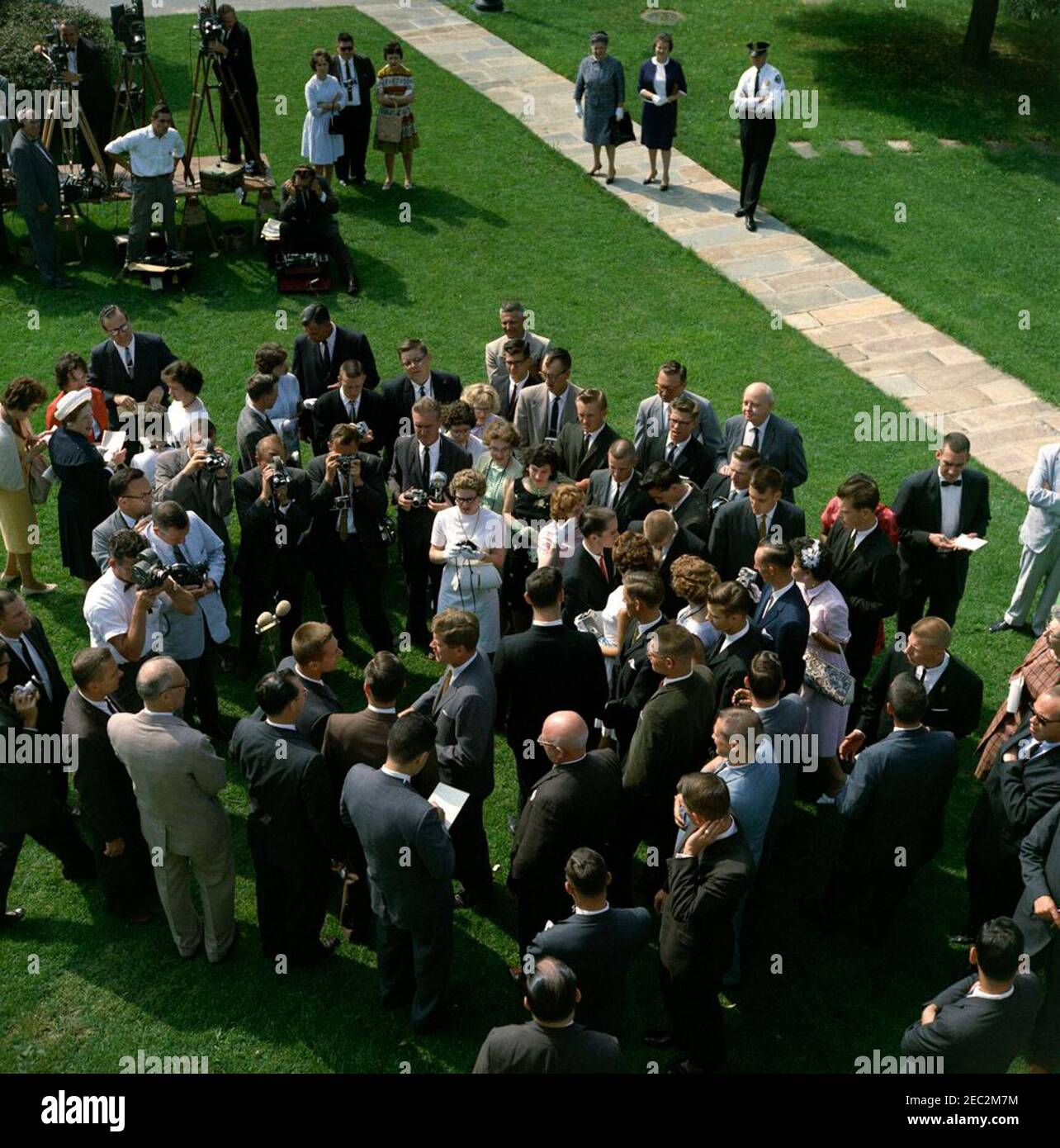 Visite de la classe Senior de Glen Lake (Michigan) High School, 9:50. Le président John F. Kennedy (au centre, en bas à gauche) accueille l'élève de la classe supérieure Glen Lake High School (Maple City, Michigan), Duane Richardson, sur la pelouse de l'aile ouest de la Maison Blanche. M. Richardson et ses camarades de classe se sont rendus à Washington, D.C., lors d'un voyage financé par des dons, après que le groupe ait donné les fonds originaux pour aider à payer les frais médicaux de M. Richardsonu0027s. Également en photo : le représentant Ken Hechler (Virginie-Occidentale); le représentant Robert P. Griffin (Michigan); le sénateur Philip A. Hart (Michigan); le Service secret de la Maison Blanche Banque D'Images