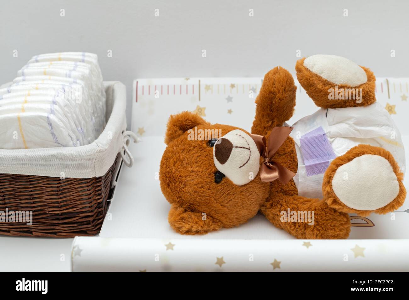 La Peinture D Un Ours En Peluche Brun Avec Couche Sur La Position Assise Dans Le Lit De Bebe Photo Stock Alamy