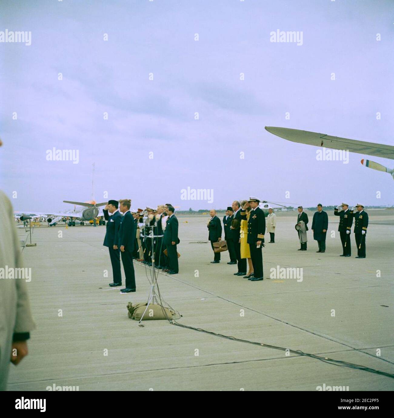 Visite de Muhammad Ayub Khan, Président du Pakistan, Newport, Rhode Island. Cérémonie d'arrivée en l'honneur du Président du Pakistan, Muhammad Ayub Khan, à la base aérienne navale de Quonset point, North Kingstown, Rhode Island. Le président John F. Kennedy et le président Ayub Khan sont en premier plan; la première dame Jacqueline Kennedy (partiellement cachée) est à droite avec l'aide navale du président Kennedy, le capitaine Tazewell T. Shepard, Jr. (Salutation), et le chef du protocole américain, Angier Biddle Duke. Également en photo : Secrétaire d'État adjoint aux Affaires de l'Asie du Sud et de l'est des États-Unis, Phillips Talbot; Ambass des États-Unis Banque D'Images