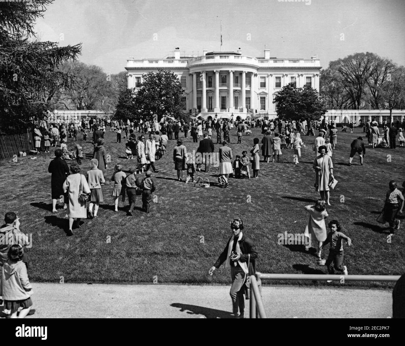 Rouleau d'œufs de Pâques à la Maison Blanche. Les clients, y compris les enfants et les familles, se rassemblent sur la pelouse sud pendant le rouleau d'œufs de Pâques de la Maison Blanche. White House, Washington, D.C. Banque D'Images