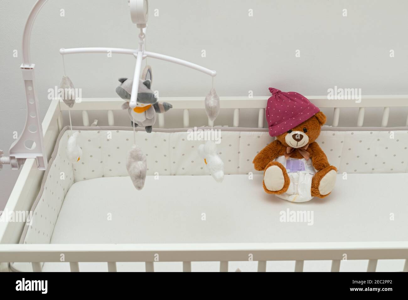 La Peinture D Un Ours En Peluche Brun Avec Couche Sur La Position Assise Dans Le Lit De Bebe Photo Stock Alamy