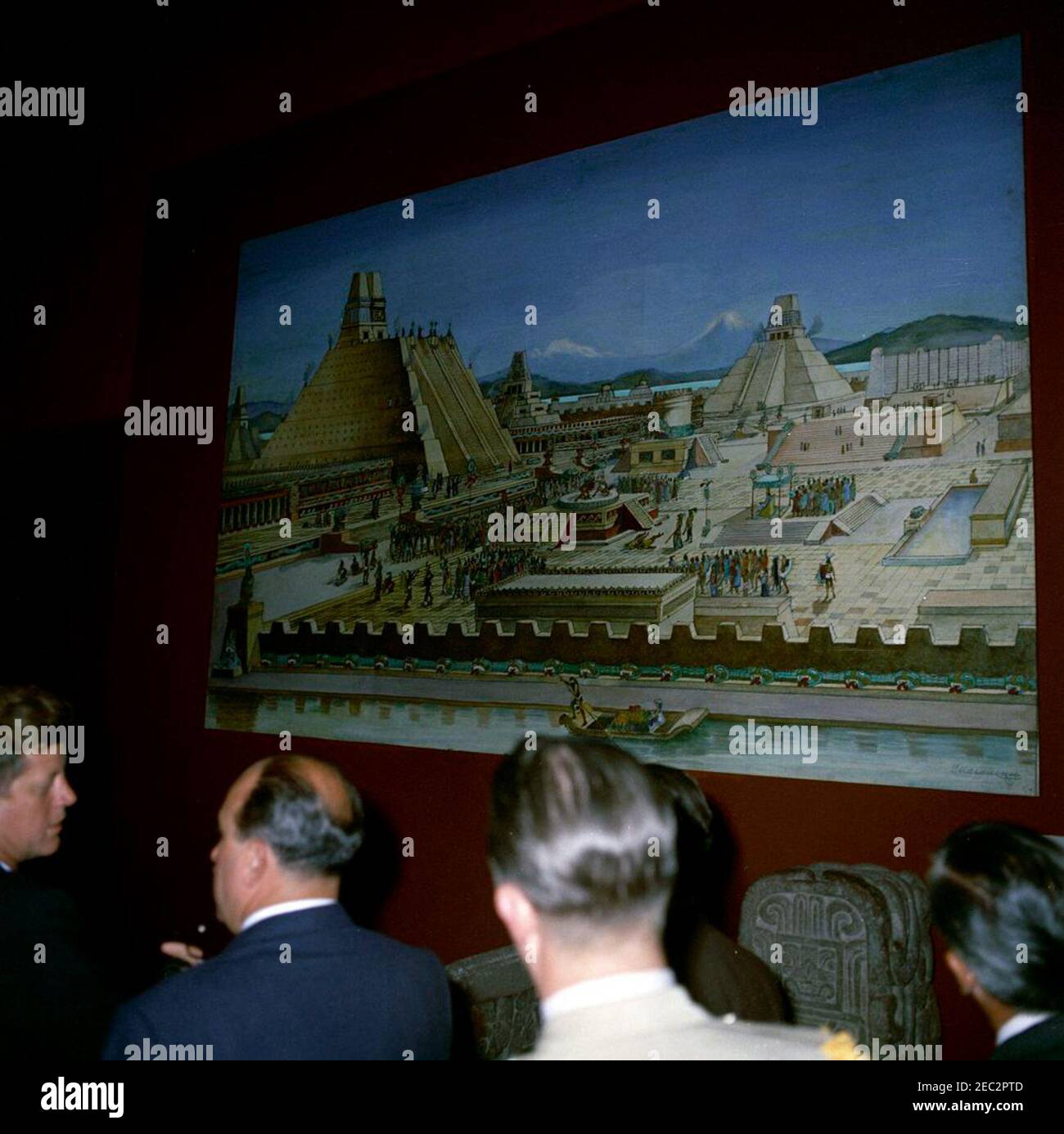 Voyage au Mexique : visite de l'Institut national d'anthropologie et d'histoire, 4:55. Le Président John F. Kennedy (à l'extrême gauche) visite le Museo Nacional de Antropologu00eda (Musée national d'anthropologie) de l'Instituto Nacional de Antropologu00eda e Historia (Institut national d'anthropologie et d'histoire) à Mexico, au Mexique. Également en photo : Chef du Département culturel de l'Instituto Nacional de Antropologu00eda e Historia, Joaquu00edn Cortina Goribar; aide militaire au Président Kennedy, général Chester V. Clifton; Directeur de l'Instituto Nacional de Antropologu00eda e Historia, Banque D'Images