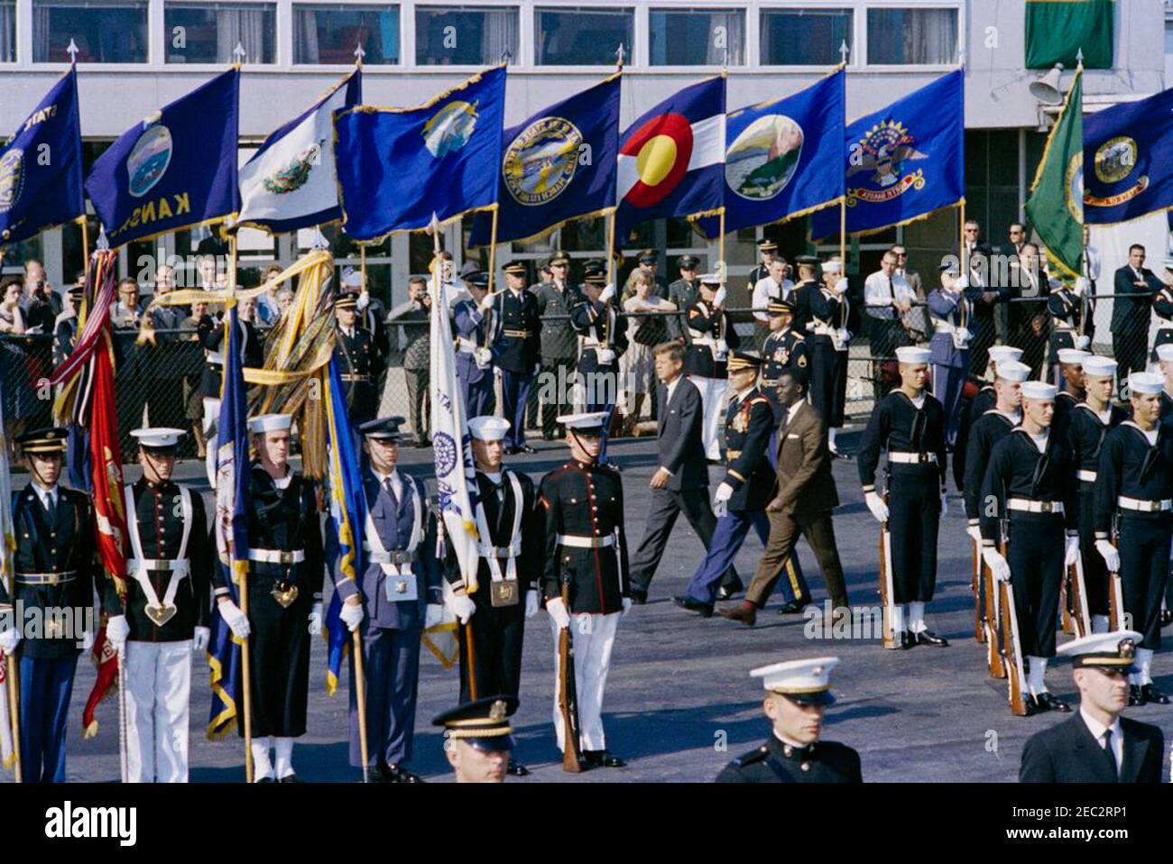 Cérémonie d'arrivée pour Ahmed Su00e9kou Touru00e9, Président de la Guinée, 11 h 00. Le Président John F. Kennedy et le Président de la Guinée, Ahmed Su00e9kou Touru00e9, examinent les troupes de garde d'honneur lors des cérémonies d'arrivée du Président Touru00e9; un commandant non identifié des troupes marche avec les Présidents. Terminal du service militaire de transport aérien (SMAT), aéroport national de Washington, Washington D.C. Banque D'Images