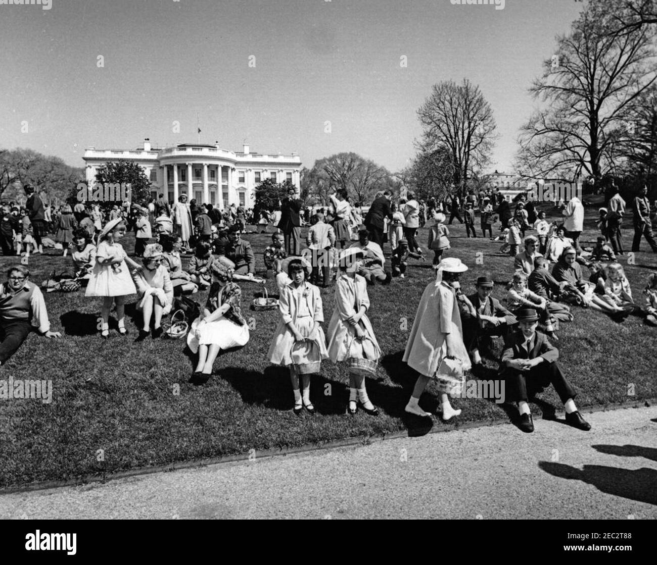 Rouleau d'œufs de Pâques à la Maison Blanche. Les clients, y compris les enfants et les familles, assistent à la White House Easter Egg Roll sur la pelouse sud de la Maison Blanche, Washington, D.C. Banque D'Images