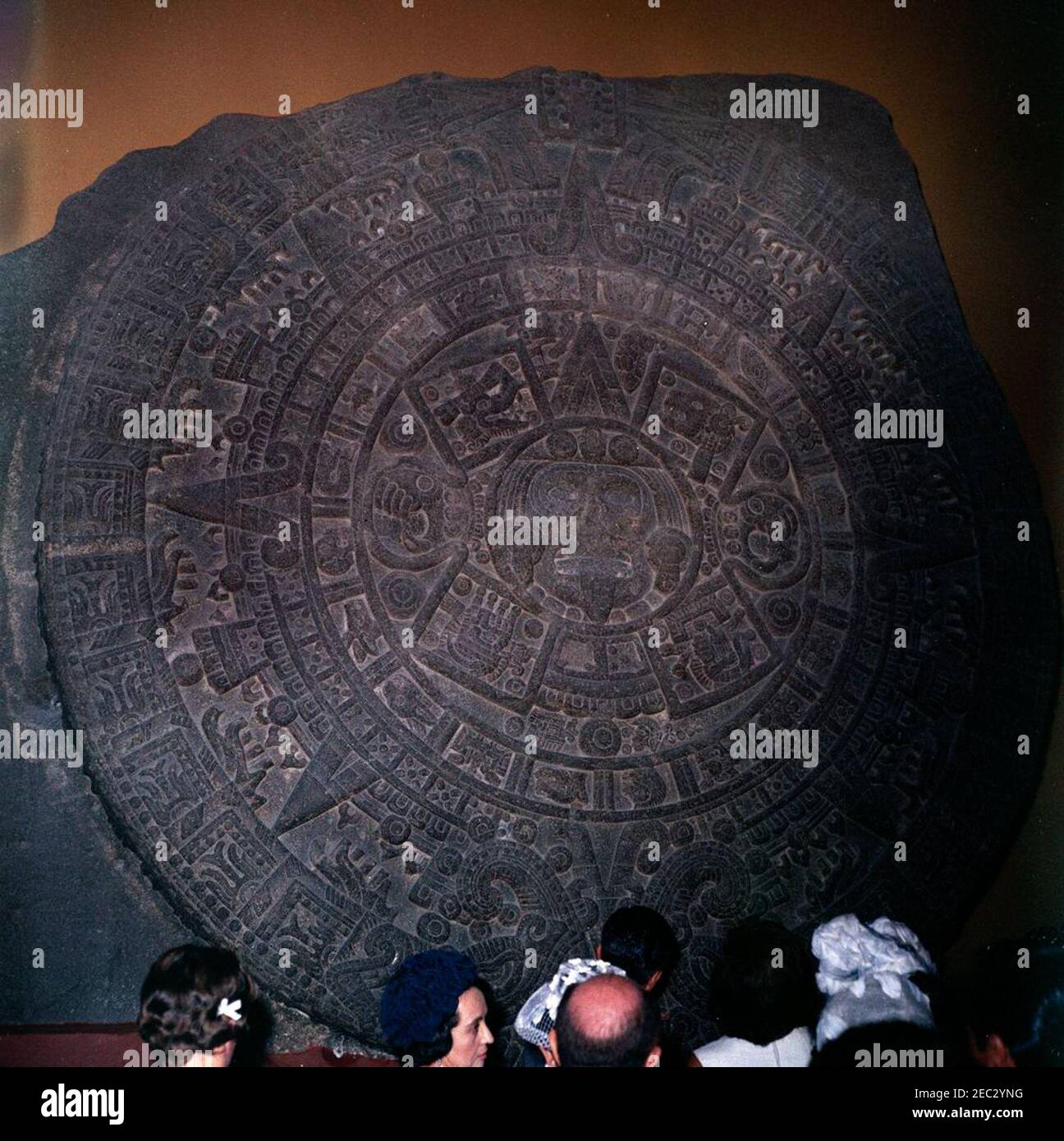 Voyage au Mexique : la première dame Jacqueline Kennedy (JBK) visite l'Institut national d'anthropologie u0026 Histoire. La première dame Jacqueline Kennedy voit la Piedra del sol (calendrier aztèque, pierre du Soleil) lors d'une visite du Museo Nacional de Antropologu00eda (Musée national d'anthropologie) de l'Instituto Nacional de Antropologu00eda e Historia (Institut national d'anthropologie et d'histoire) à Mexico, Mexique. Aussi en photo: EVA Lu00f3pez Mateos; première Dame du Mexique, Eva Su00e1mano de Lu00f3pez Mateos. Banque D'Images