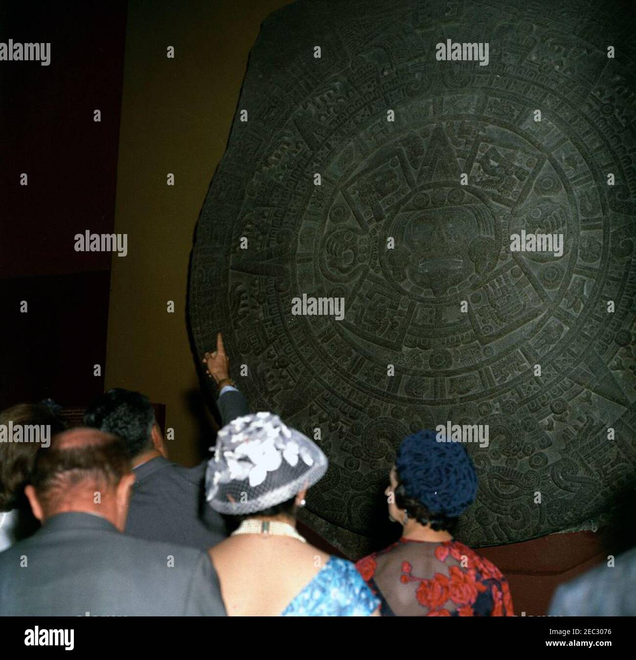 Voyage au Mexique : la première dame Jacqueline Kennedy (JBK) visite l'Institut national d'anthropologie u0026 Histoire. La première Dame Jacqueline Kennedy (à l'extrême gauche) voit la Piedra del sol (calendrier aztèque, pierre du Soleil) lors d'une visite du Museo Nacional de Antropologu00eda (Musée national d'anthropologie) de l'Instituto Nacional de Antropologu00eda e Historia (Institut national d'anthropologie et d'histoire) à Mexico, au Mexique. Aussi en photo: EVA Lu00f3pez Mateos; première Dame du Mexique, Eva Su00e1mano de Lu00f3pez Mateos. Banque D'Images