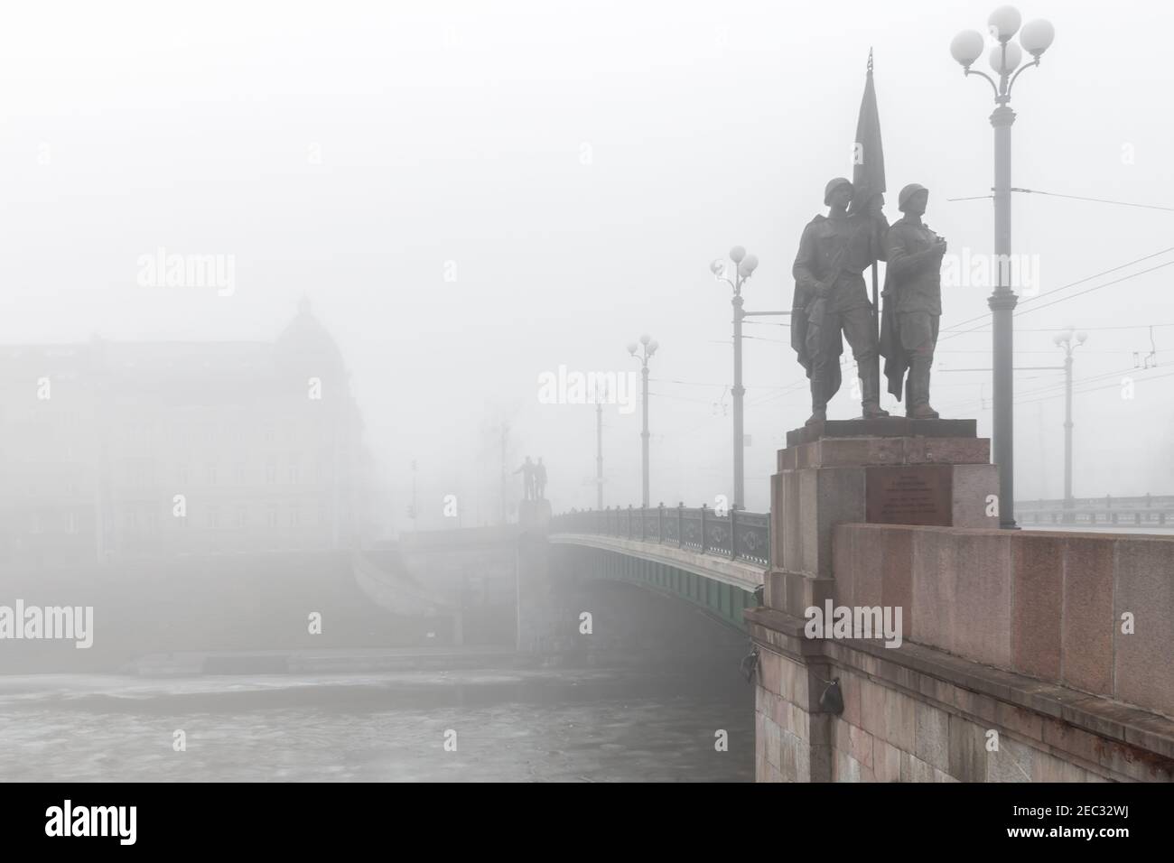 Vilnius, Lituanie - 23 février 2014 : image historique des sculptures soviétiques sur le pont vert dans le brouillard. Les statues de l'ère soviétique ont été enlevées le 19 juillet 2015, Banque D'Images