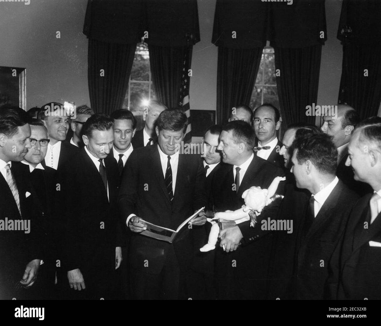 Visite des membres du Club politique de l'Académie évangélique de Bavière, Allemagne, 13:04. Des membres du Club politique de l'Académie évangélique (luthérienne) de Tutzing, en Bavière, en Allemagne (Evangelische Akademie Tutzing) présentent au Président John F. Kennedy une sculpture d'un chérubin. Les membres de l'Académie ne sont pas identifiés. Oval Office, Maison Blanche, Washington, D.C. [Voir aussi Mo 63.1907, u201cSculpture d'un Cherubu201d] Banque D'Images