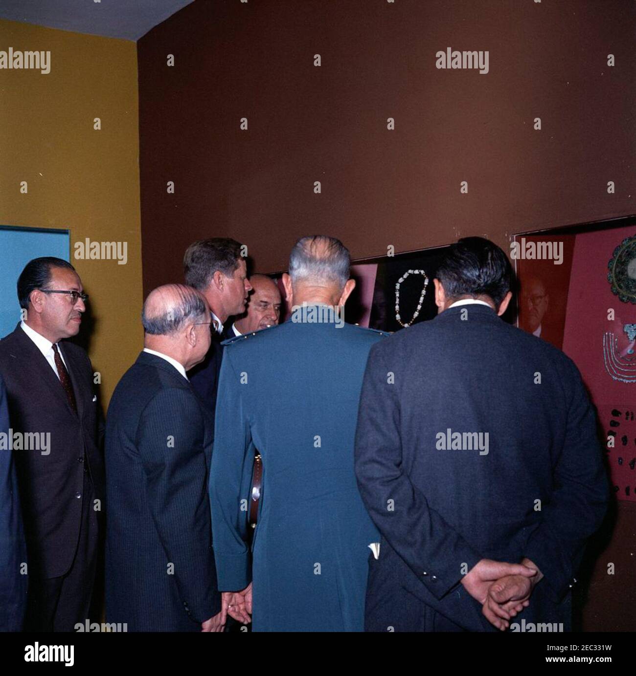 Voyage au Mexique : visite de l'Institut national d'anthropologie et d'histoire, 4:55. Le Président John F. Kennedy (troisième à partir de la gauche) visite le Museo Nacional de Antropologu00eda (Musée national d'anthropologie) de l'Instituto Nacional de Antropologu00eda e Historia (Institut national d'anthropologie et d'histoire) à Mexico, au Mexique. Également en photo : Directeur de l'Instituto Nacional de Antropologu00eda e Historia, Dr. Eusebio Du00e1valos Hurtado; Chef du Département culturel de l'Instituto Nacional de Antropologu00eda e Historia, Joaquu00edn Cortina Goribar; général Cristu00f3bal Banque D'Images