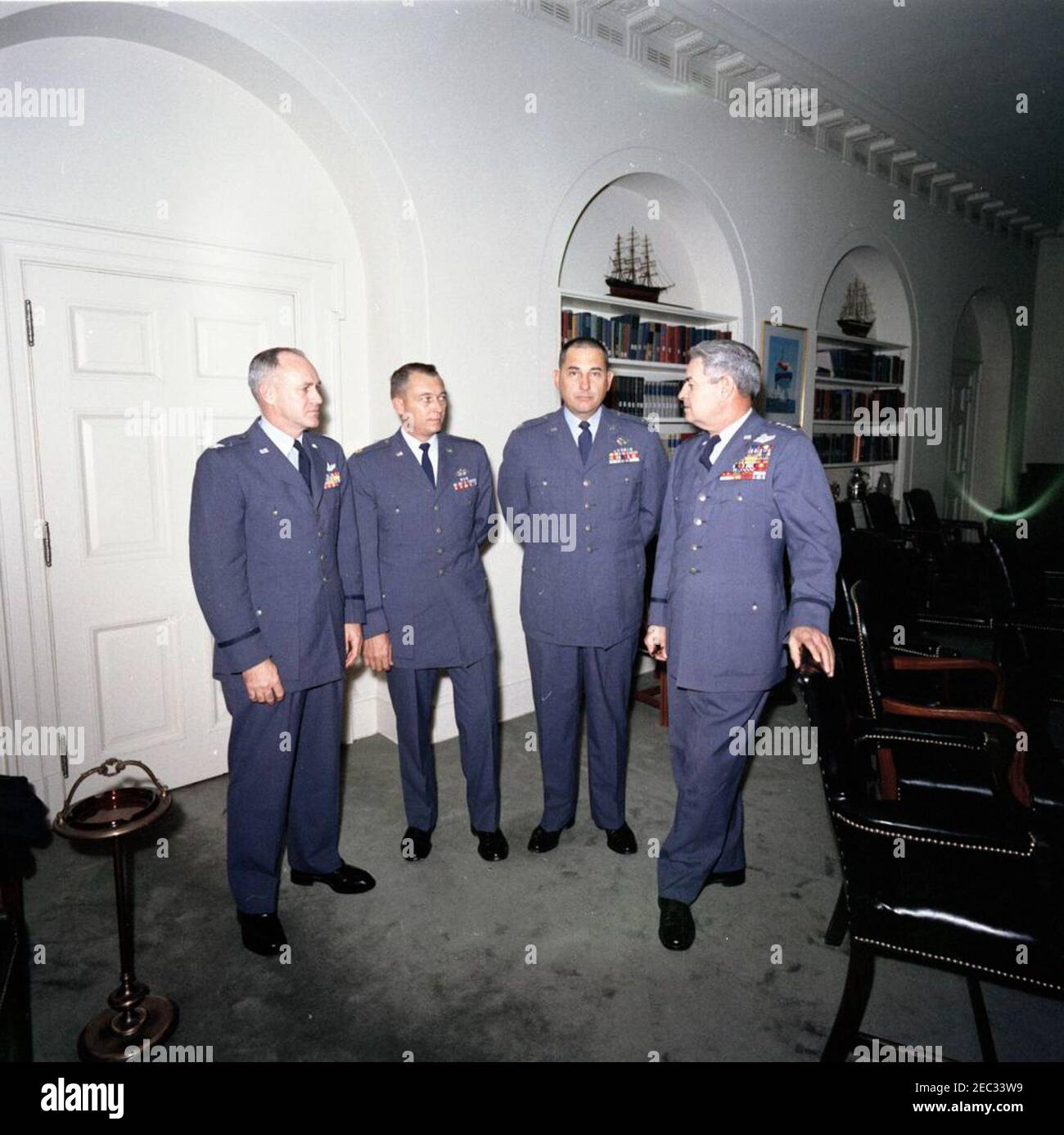 Réunion avec les pilotes U-2 de l'USAF, 11:30. Des officiers de l'US Air Force (USAF) qui ont participé à des missions de photo-reconnaissance aérienne au-dessus de Cuba visitent la Maison Blanche. De gauche à droite : Colonel Ralph D. u0022Dougu0022 Steakley, évaluateur de photos auprès du Bureau des chefs d'état-major interarmées; Major Richard S. u0022Steveu0022 Heyser, pilote U-2; Lieutenant colonel Joe M. Ou0027Grady, pilote U-2; Chef d'état-major de la Force aérienne des États-Unis, général Curtis E. LeMay. Cabinet, Maison Blanche, Washington, D.C. Banque D'Images