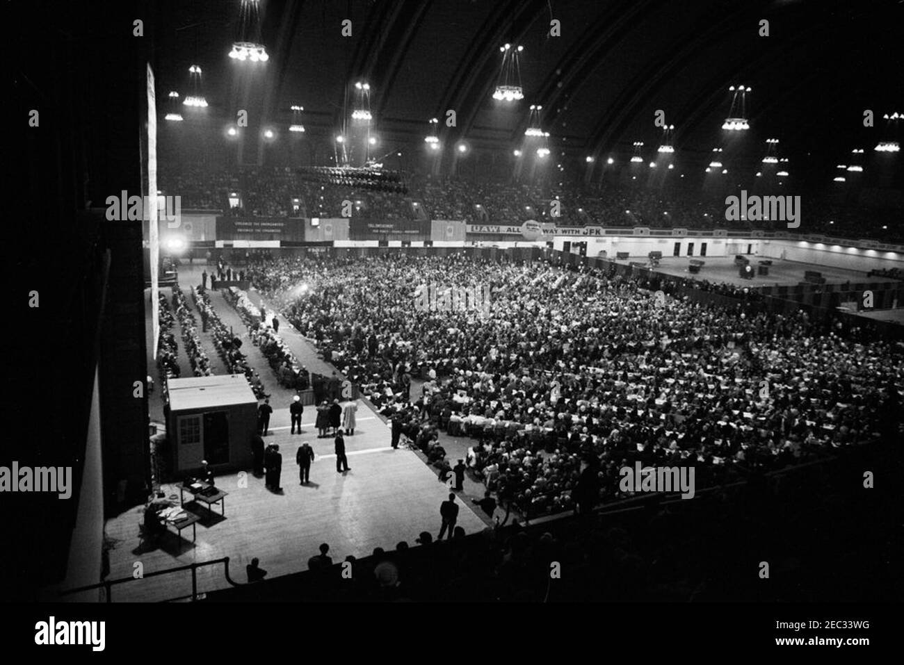 Adresse devant la Convention des travailleurs Unis de l'automobile d'Amérique (UAW), Atlantic City, 10 h 35. Vue de l'intérieur du Palais des congrès d'Atlantic City, New Jersey, lors de la convention annuelle des travailleurs Unis de l'automobile d'Amérique (UAW), à laquelle assistait le président John F. Kennedy. Banque D'Images