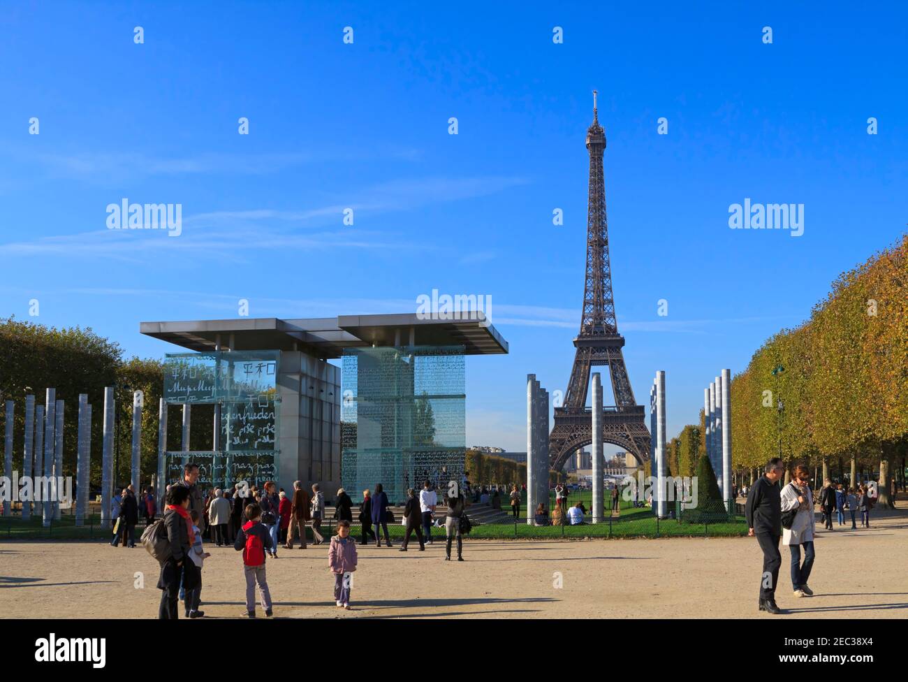 Mur pour la paix, champ de Mars, Paris, France. Installation de sculptures modernes par l'artiste Clara Halter et l'architecte Jean-Michel Wilmotte. Banque D'Images