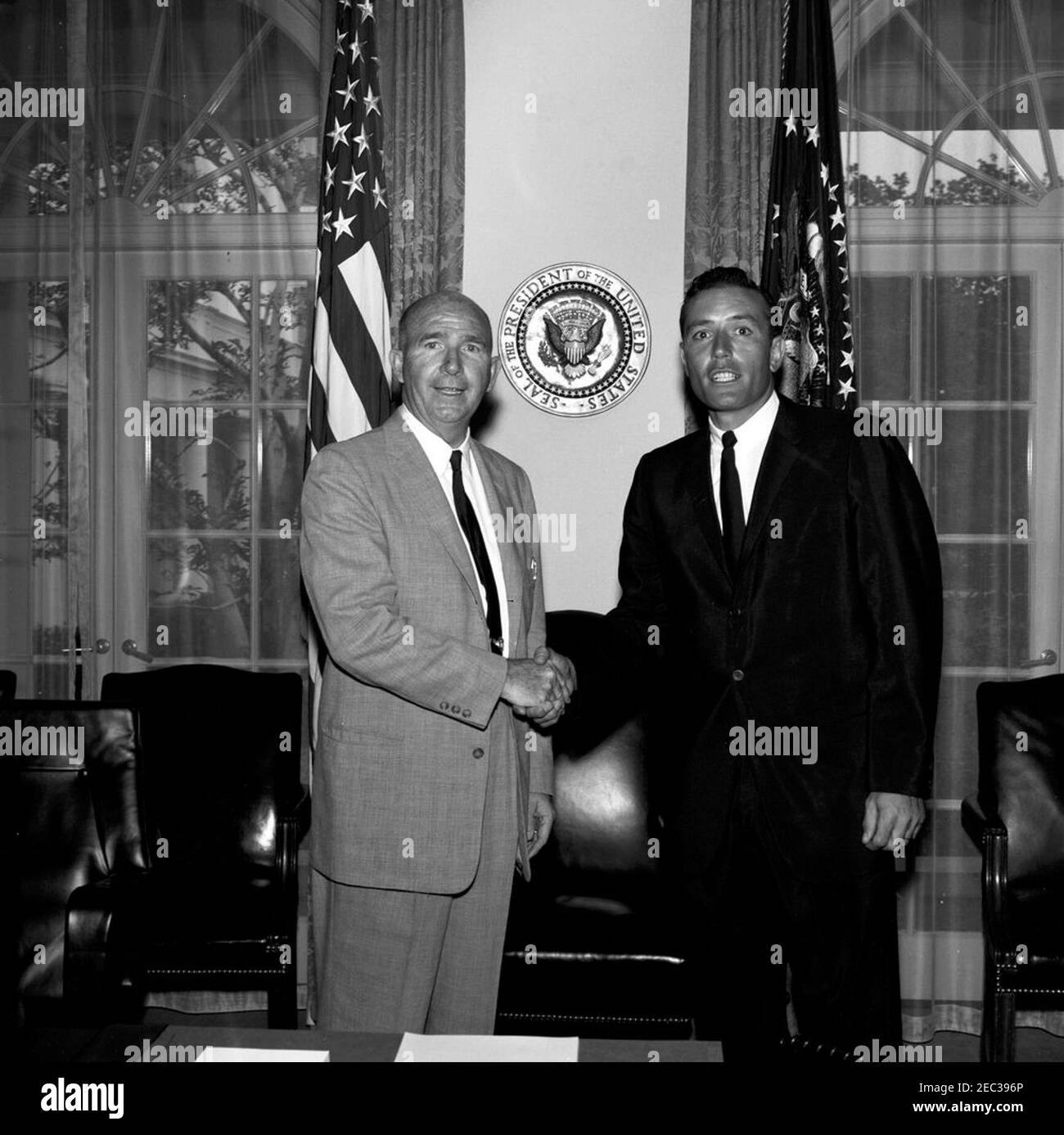 Visite de Jimmy Piersall, joueur de baseball de la Ligue majeure pour les sénateurs de Washington. L'assistant spécial du Président, Dave Powers (à gauche), se met entre les mains de Jimmy Piersall, joueur de baseball de la Ligue majeure (MLB) pour les sénateurs de Washington. Cabinet, Maison Blanche, Washington, D.C. Banque D'Images