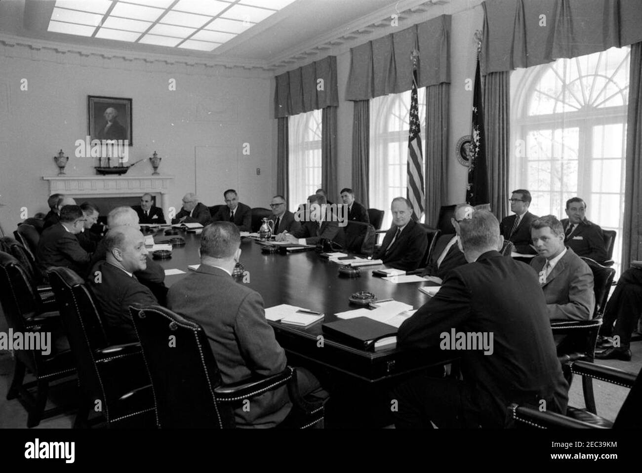 Réunion du Cabinet, 10:00. Le président John F. Kennedy rencontre les membres du Cabinet. Assis à la table (dans le sens des aiguilles d'une montre à partir du premier plan gauche): Administrateur de la National Aeronautics and Space Administration (NASA), Dr. James E. Webb (de retour à la caméra); administrateur de l'Agence de logement et de finances domestiques (HHFA), Robert C. Weaver; ministre des postes, J. Edward Day; administrateur de la Small Business Administration (SBA), John E. Horne; Le secrétaire à la Défense, Robert S. McNamara; le sous-secrétaire à l'Agriculture, Charles S. Murphy (pour la plupart caché); le sous-secrétaire au travail, W. Willard Wirtz (pour la plupart caché); Banque D'Images