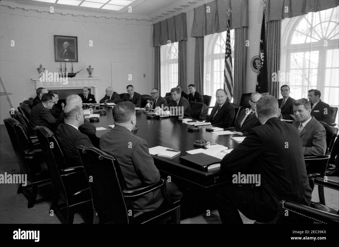 Réunion du Cabinet, 10:00. Le président John F. Kennedy rencontre les membres du Cabinet. Assis à la table (dans le sens des aiguilles d'une montre à partir du premier plan gauche): Administrateur de la National Aeronautics and Space Administration (NASA), Dr. James E. Webb (de retour à la caméra); administrateur de l'Agence de logement et de finances domestiques (HHFA), Robert C. Weaver; ministre des postes, J. Edward Day; administrateur de la Small Business Administration (SBA), John E. Horne; Le secrétaire à la Défense, Robert S. McNamara; le sous-secrétaire à l'Agriculture, Charles S. Murphy (pour la plupart caché); le sous-secrétaire au travail, W. Willard Wirtz (pour la plupart caché); Banque D'Images