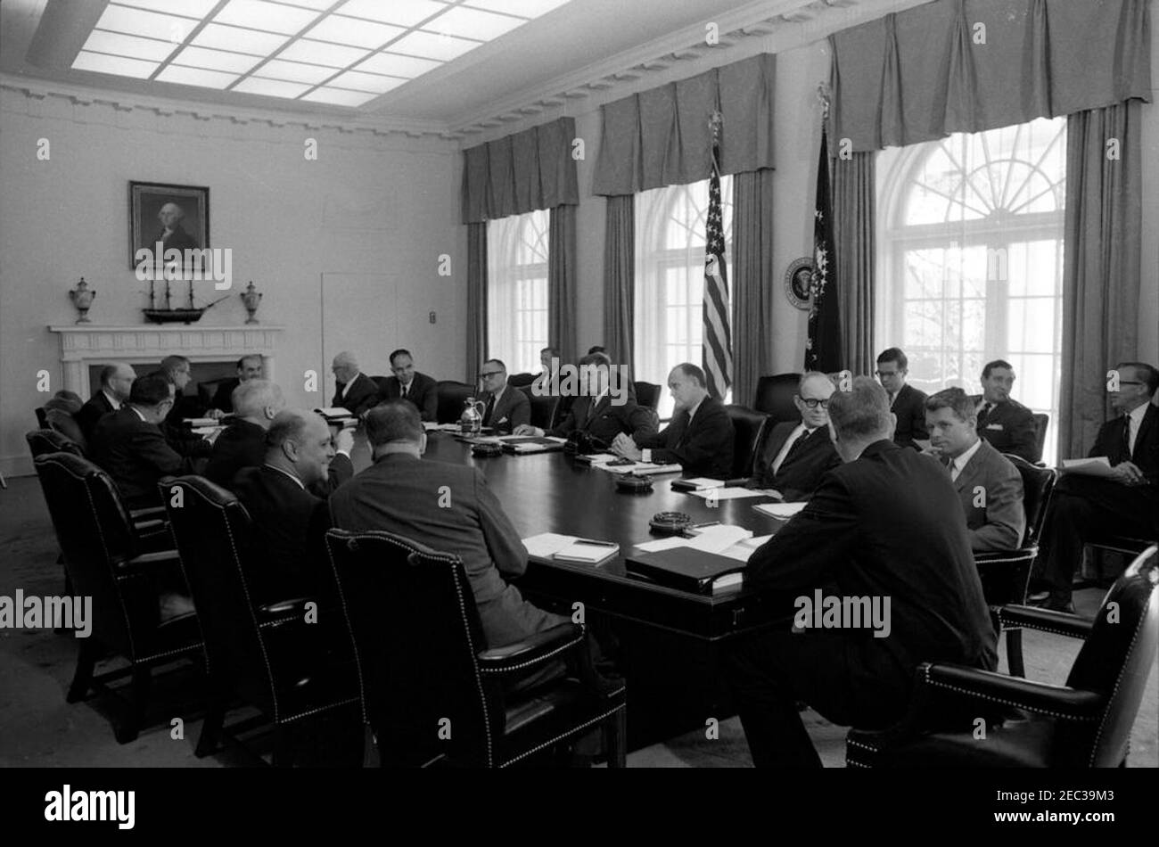 Réunion du Cabinet, 10:00. Le président John F. Kennedy rencontre les membres du Cabinet. Assis à la table (dans le sens des aiguilles d'une montre à partir du premier plan gauche): Administrateur de la National Aeronautics and Space Administration (NASA), Dr. James E. Webb (de retour à la caméra); administrateur de l'Agence de logement et de finances domestiques (HHFA), Robert C. Weaver; ministre des postes, J. Edward Day; administrateur de la Small Business Administration (SBA), John E. Horne; Le secrétaire à la Défense, Robert S. McNamara (pour la plupart caché); le sous-secrétaire à l'Agriculture, Charles S. Murphy; le sous-secrétaire au travail, W. Willard Wirtz; le secrétaire de Hea Banque D'Images