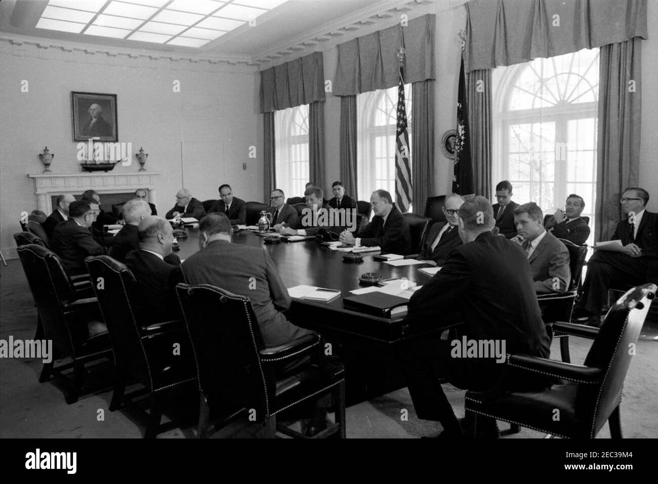 Réunion du Cabinet, 10:00. Le président John F. Kennedy rencontre les membres du Cabinet. Assis à la table (dans le sens des aiguilles d'une montre à partir du premier plan gauche): Administrateur de la National Aeronautics and Space Administration (NASA), Dr. James E. Webb (de retour à la caméra); administrateur de l'Agence de logement et de finances domestiques (HHFA), Robert C. Weaver; ministre des postes, J. Edward Day; administrateur de la Small Business Administration (SBA), John E. Horne; Le secrétaire à la Défense, Robert S. McNamara; le sous-secrétaire à l'Agriculture, Charles S. Murphy (face cachée); le sous-secrétaire au travail, W. Willard Wirtz; le secrétaire de Hea Banque D'Images