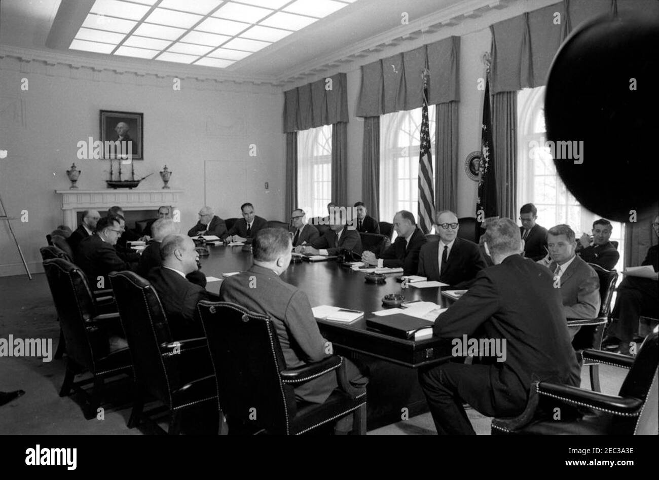 Réunion du Cabinet, 10:00. Le président John F. Kennedy rencontre les membres du Cabinet. Assis à la table (dans le sens des aiguilles d'une montre à partir du premier plan gauche): Administrateur de la National Aeronautics and Space Administration (NASA), Dr. James E. Webb (de retour à la caméra); administrateur de l'Agence de logement et de finances domestiques (HHFA), Robert C. Weaver; ministre des postes, J. Edward Day; administrateur de la Small Business Administration (SBA), John E. Horne; Le secrétaire à la Défense, Robert S. McNamara; le sous-secrétaire à l'Agriculture, Charles S. Murphy; le sous-secrétaire au travail, W. Willard Wirtz (pour la plupart caché); le secrétaire de Hea Banque D'Images