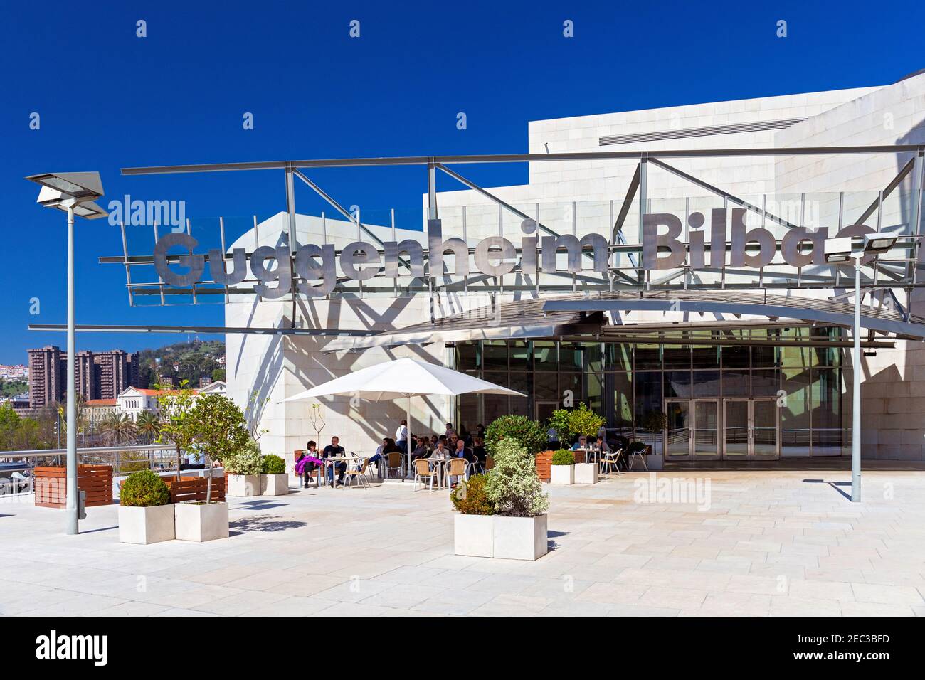 Europe, Espagne, pays Basque, Bilbao, Musée Guggenheim de Bilbao avec café d'entrée Banque D'Images