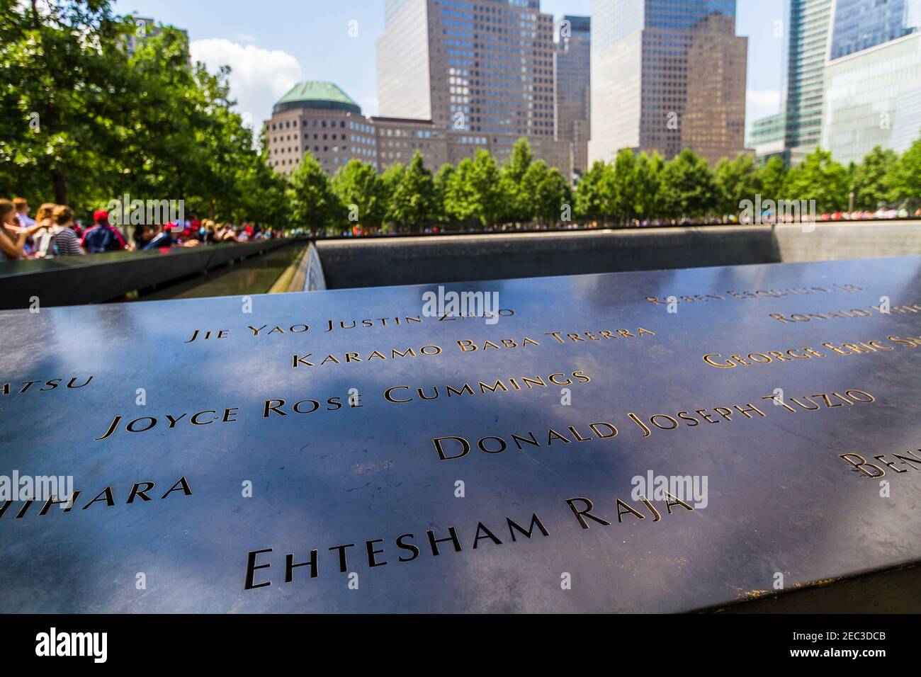 Noms des victimes de l'attaque terroriste au Centre du commerce mondial, en septembre 11, 2001, inscrits sur les parapets de la piscine du mémorial Banque D'Images