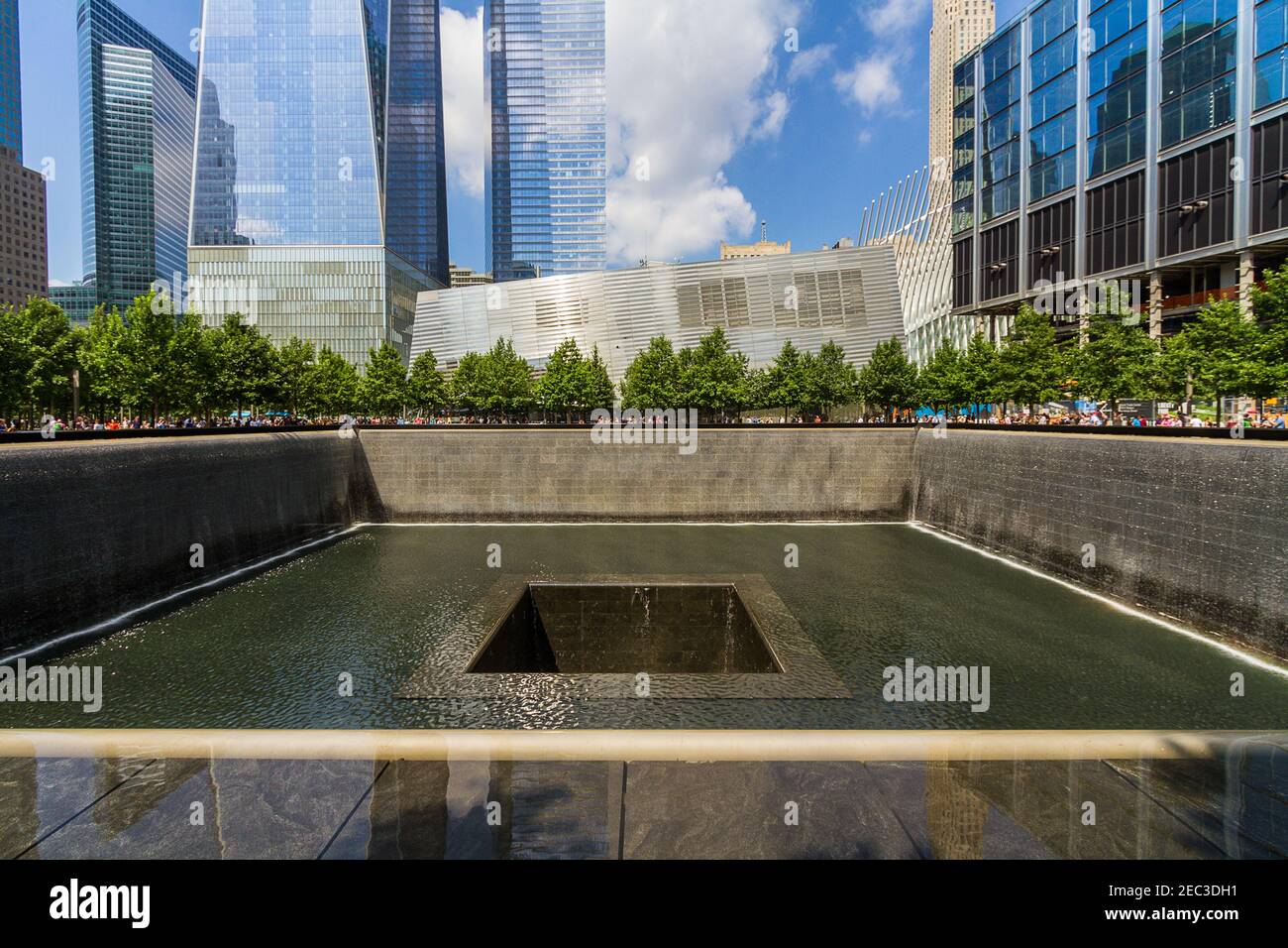 Une des piscines du Mémorial national du 11 septembre pour la commémoration des victimes du terroriste de 9-11 attaque avec des personnes autour de lui Banque D'Images
