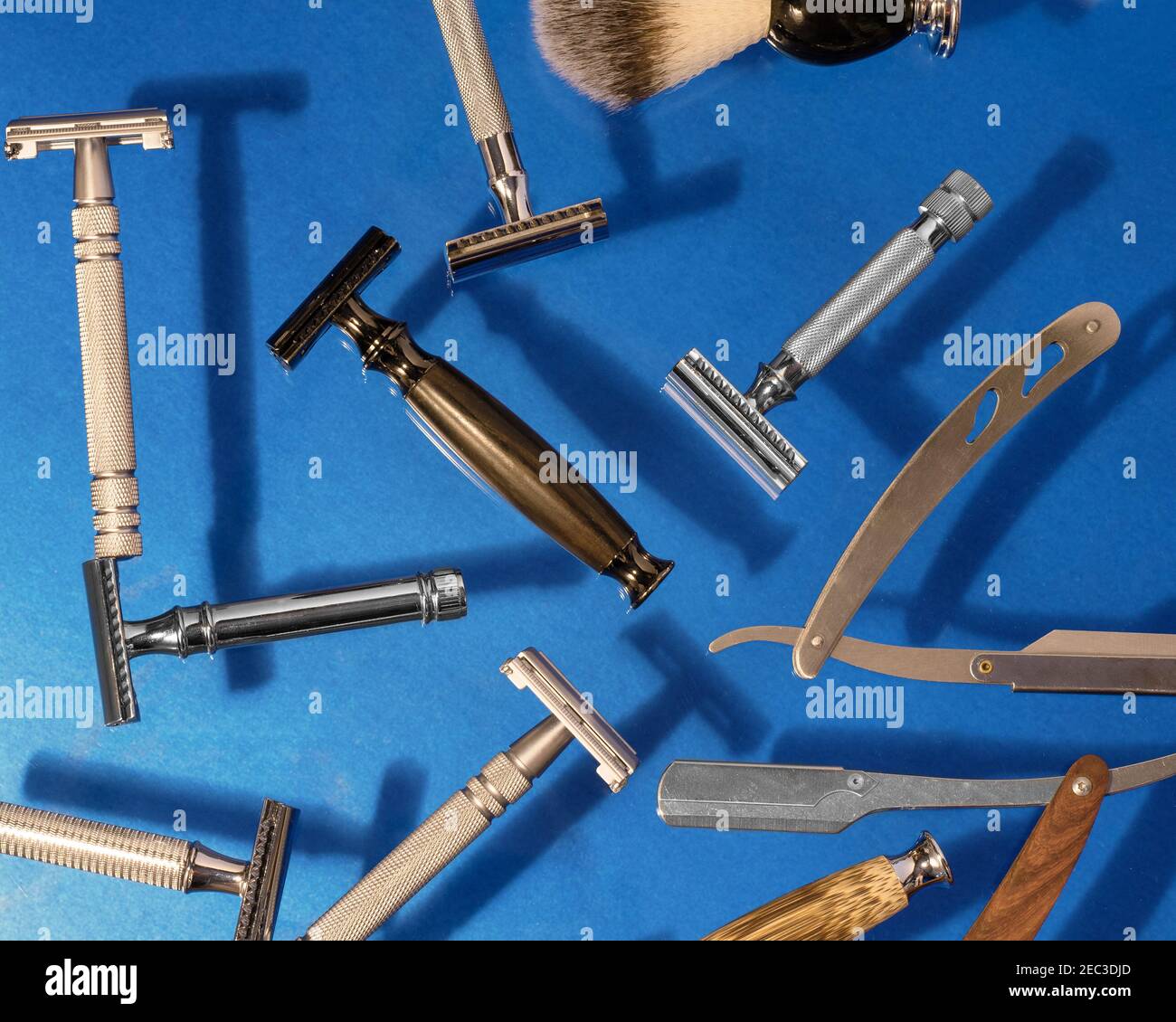 Différents types de rasoirs dont la sécurité et la droite, la lame, le  pinceau et le parfum sur fond bleu. Vue du dessus Photo Stock - Alamy