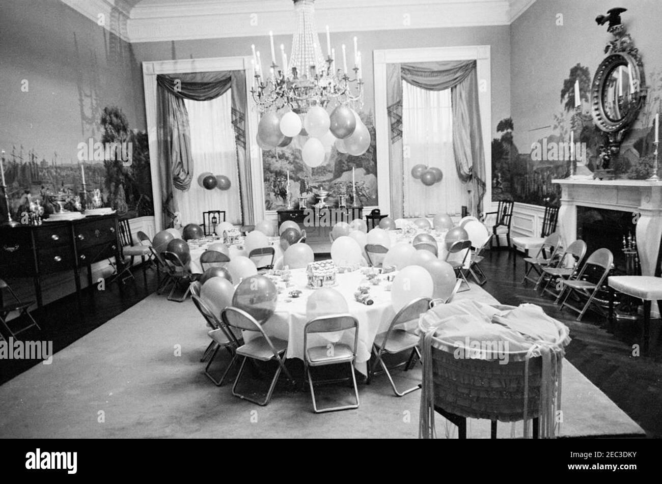 Fête d'anniversaire pour Caroline Kennedy et John F. Kennedy, Jr. Vue sur les décors de table, les décorations et les ballons dans la salle à manger Presidentu2019s (Résidence) mise en place pour une fête d'anniversaire conjointe pour Caroline Kennedy et John F. Kennedy, Jr. White House, Washington, D.C. Banque D'Images Fête d'anniversaire pour Caroline Kennedy et John F. Kennedy, Jr. Vue sur les décors de table, les décorations et les ballons dans la salle à manger Presidentu2019s (Résidence) mise en place pour une fête d'anniversaire conjointe pour Caroline Kennedy et John F. Kennedy, Jr. White House, Washington, D.C. Banque D'Images