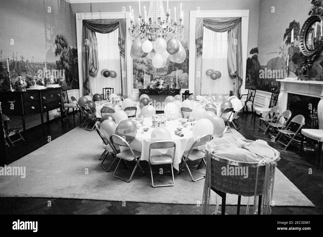 Fête d'anniversaire pour Caroline Kennedy et John F. Kennedy, Jr. Vue sur les décors de table, les décorations et les ballons dans la salle à manger Presidentu2019s (Résidence) mise en place pour une fête d'anniversaire conjointe pour Caroline Kennedy et John F. Kennedy, Jr. White House, Washington, D.C. Banque D'Images Fête d'anniversaire pour Caroline Kennedy et John F. Kennedy, Jr. Vue sur les décors de table, les décorations et les ballons dans la salle à manger Presidentu2019s (Résidence) mise en place pour une fête d'anniversaire conjointe pour Caroline Kennedy et John F. Kennedy, Jr. White House, Washington, D.C. Banque D'Images