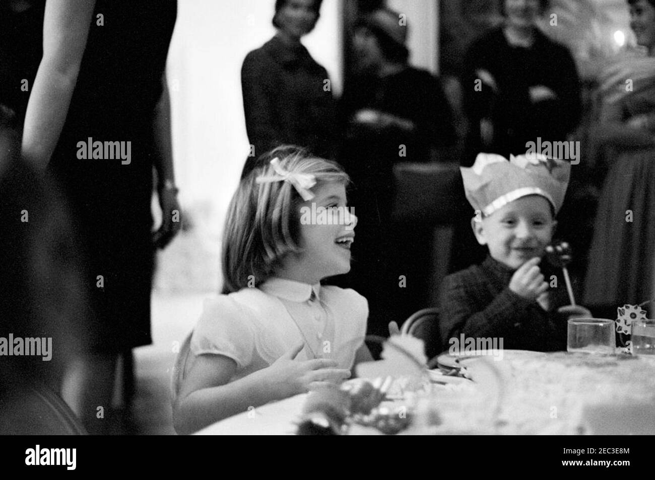 Fête d'anniversaire pour Caroline Kennedy et John F. Kennedy, Jr. Caroline Kennedy rit lors d'une fête d'anniversaire conjointe pour elle et son frère, John F. Kennedy, Jr. Presidentu2019s Dining Room (Residence), Maison Blanche, Washington, D.C. Banque D'Images Fête d'anniversaire pour Caroline Kennedy et John F. Kennedy, Jr. Caroline Kennedy rit lors d'une fête d'anniversaire conjointe pour elle et son frère, John F. Kennedy, Jr. Presidentu2019s Dining Room (Residence), Maison Blanche, Washington, D.C. Banque D'Images
