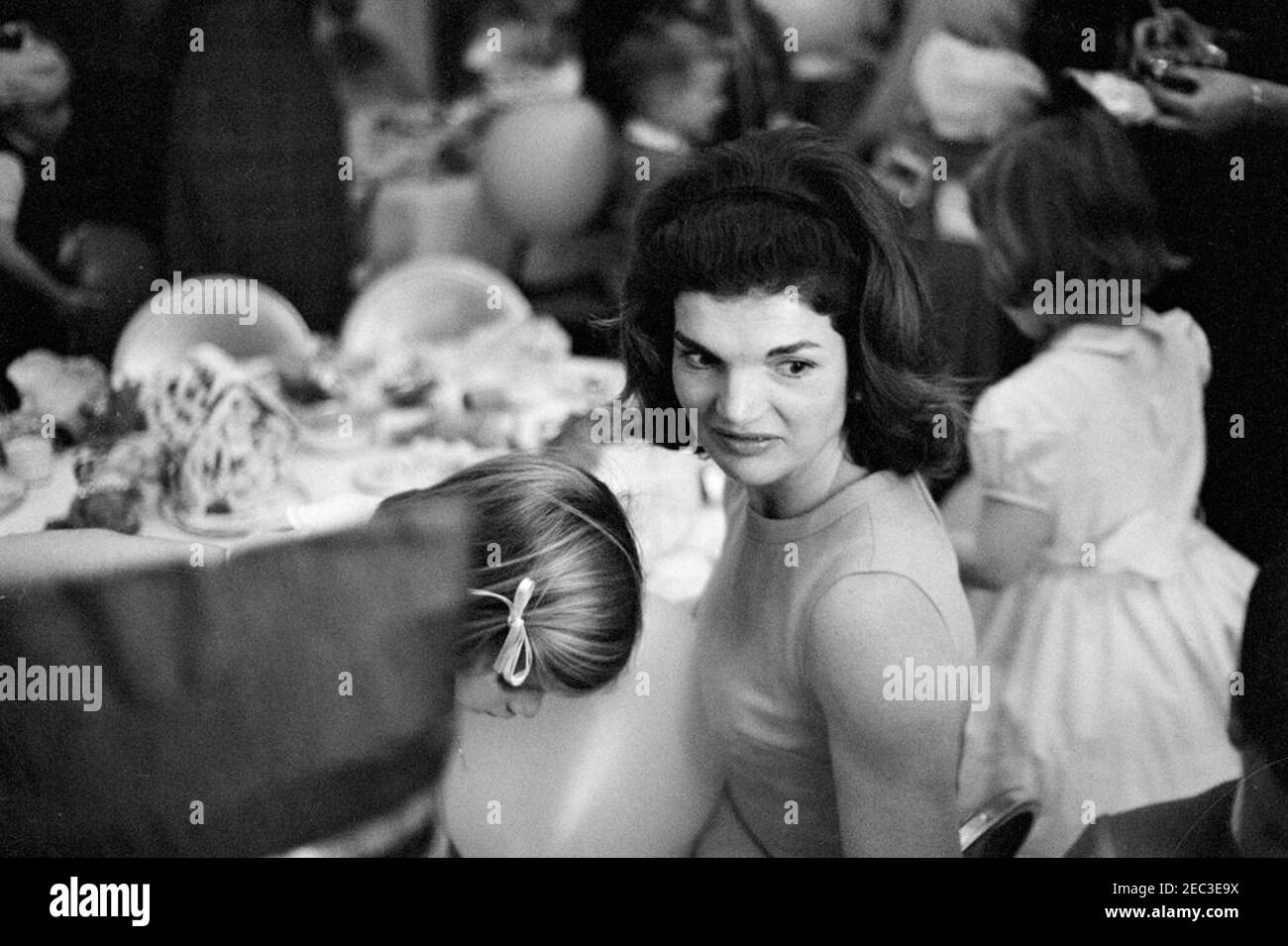 Fête d'anniversaire pour Caroline Kennedy et John F. Kennedy, Jr. La première dame Jacqueline Kennedy siège à une table avec sa fille, Caroline Kennedy (chef de famille), lors d'une fête d'anniversaire conjointe pour Caroline et John F. Kennedy, Jr. Presidentu2019s Dining Room (Résidence), White House, Washington, D.C. Banque D'Images Fête d'anniversaire pour Caroline Kennedy et John F. Kennedy, Jr. La première dame Jacqueline Kennedy siège à une table avec sa fille, Caroline Kennedy (chef de famille), lors d'une fête d'anniversaire conjointe pour Caroline et John F. Kennedy, Jr. Presidentu2019s Dining Room (Résidence), White House, Washington, D.C. Banque D'Images