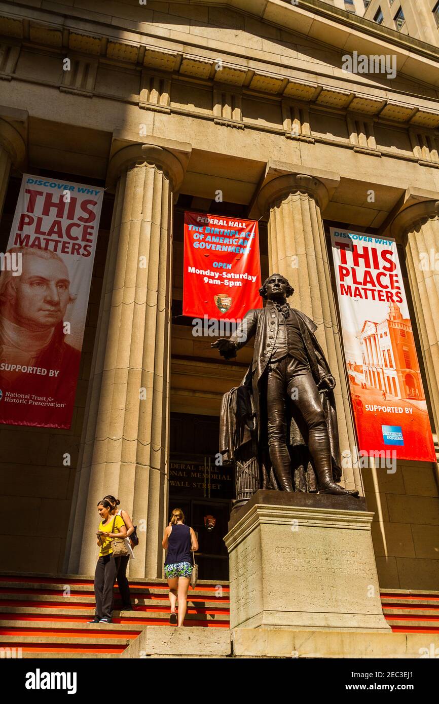 La statue de George Washington devant le fédéral Hall à Wall Street dans le quartier financier avec le bâtiment à l'arrière et les gens sur le Banque D'Images