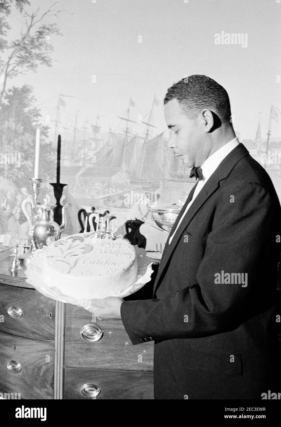 Fete D Anniversaire Pour Caroline Kennedy Et John F Kennedy Jr Le Maitre D Hotel De La Maison Blanche Johnny Johnson Pose Avec Le Gateau Caroline Kennedyu0027s Lors D Une Fete D Anniversaire Conjointe Pour Caroline Fete D Anniversaire Pour Caroline Kennedy Et John F Kennedy Jr Le Maitre D Hotel De La Maison Blanche Johnny Johnson Pose Avec Le Gateau Caroline Kennedyu0027s Lors D Une Fete D Anniversaire Conjointe Pour Caroline