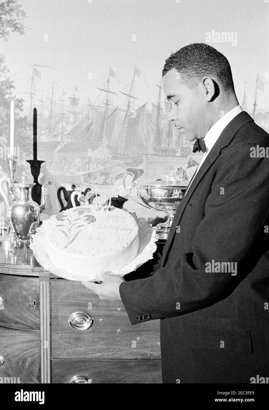 Fête d'anniversaire pour Caroline Kennedy et John F. Kennedy, Jr. Johnny Johnson, maître d'hôtel de la Maison Blanche, pose avec John F. Kennedy Jr. Supo0027s gâteau lors d'une fête d'anniversaire conjointe pour John, Jr., et Caroline Kennedy. Presidentu2019s Dining Room (Residence), Maison Blanche, Washington, D.C. Banque D'Images Fête d'anniversaire pour Caroline Kennedy et John F. Kennedy, Jr. Johnny Johnson, maître d'hôtel de la Maison Blanche, pose avec John F. Kennedy Jr. Supo0027s gâteau lors d'une fête d'anniversaire conjointe pour John, Jr., et Caroline Kennedy. Presidentu2019s Dining Room (Residence), Maison Blanche, Washington, D.C. Banque D'Images