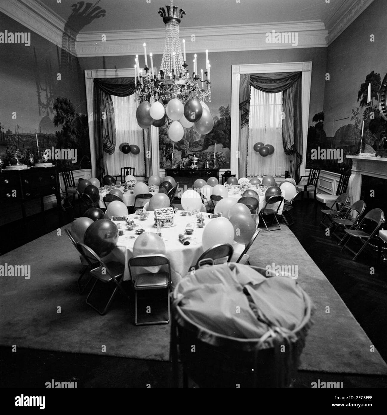 Fête d'anniversaire pour Caroline Kennedy et John F. Kennedy, Jr. Vue sur les décors de table, les décorations et les ballons dans la salle à manger Presidentu2019s (Résidence) mise en place pour une fête d'anniversaire conjointe pour Caroline Kennedy et John F. Kennedy, Jr. White House, Washington, D.C. Banque D'Images Fête d'anniversaire pour Caroline Kennedy et John F. Kennedy, Jr. Vue sur les décors de table, les décorations et les ballons dans la salle à manger Presidentu2019s (Résidence) mise en place pour une fête d'anniversaire conjointe pour Caroline Kennedy et John F. Kennedy, Jr. White House, Washington, D.C. Banque D'Images