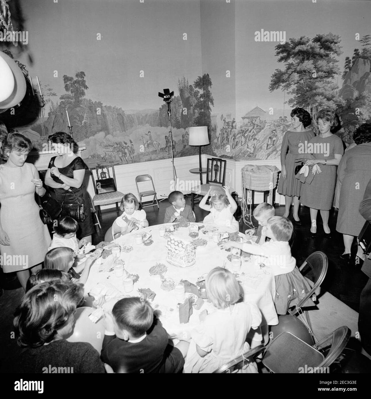 Fête d'anniversaire pour Caroline Kennedy et John F. Kennedy, Jr. Caroline Kennedy (assise au centre à droite) met un chapeau lors d'une fête d'anniversaire conjointe pour elle et son frère, John F. Kennedy, Jr. Avery Hatcher, fils du secrétaire de presse associé, Andrew T. Hatcher, se trouve à gauche de Caroline; Eunice Kennedy Shriver (dos à la caméra) se tient à gauche en premier plan. Presidentu2019s Dining Room (Residence), Maison Blanche, Washington, D.C. Banque D'Images Fête d'anniversaire pour Caroline Kennedy et John F. Kennedy, Jr. Caroline Kennedy (assise au centre à droite) met un chapeau lors d'une fête d'anniversaire conjointe pour elle et son frère, John F. Kennedy, Jr. Avery Hatcher, fils du secrétaire de presse associé, Andrew T. Hatcher, se trouve à gauche de Caroline; Eunice Kennedy Shriver (dos à la caméra) se tient à gauche en premier plan. Presidentu2019s Dining Room (Residence), Maison Blanche, Washington, D.C. Banque D'Images