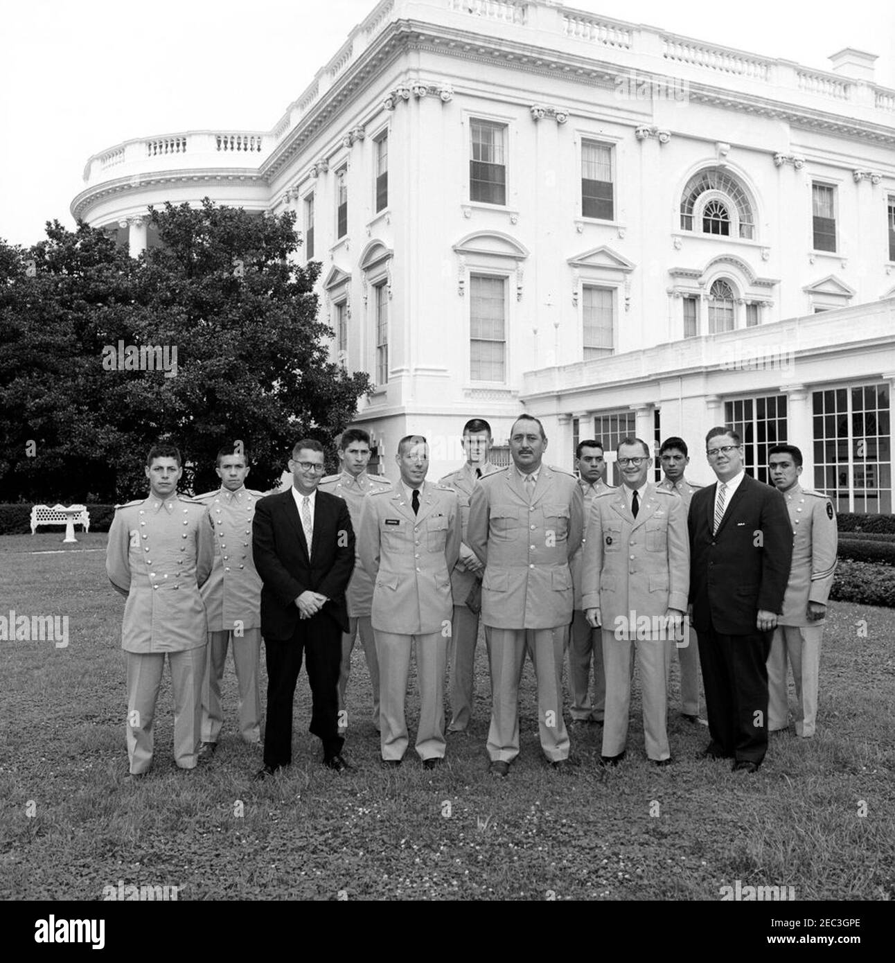 John J. McNally, adjoint présidentiel, avec les cadets de l'Académie militaire mexicaine dans East Wing Garden [voir aussi les dossiers d'état-major de la Maison Blanche de John J. McNally (#8.32)]. John J. McNally (première rangée, à l'extrême droite), adjoint spécial du président, se tient aux côtés des cadets de l'Académie militaire mexicaine et des officiers militaires américains sur la pelouse de l'aile est de la Maison Blanche, Washington, D.C. [Voir aussi les dossiers d'état-major de la Maison Blanche de John J. McNally (#8.32)] Banque D'Images