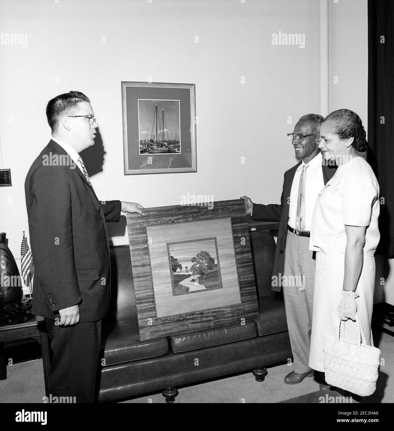 John J. McNally, assistant présidentiel, reçoit des œuvres d'art pour la Maison Blanche. John J. McNally (à gauche), assistant présidentiel, accepte les œuvres d'art de deux personnes non identifiées pour la Maison Blanche. White House, Washington, D.C. Banque D'Images John J. McNally, assistant présidentiel, reçoit des œuvres d'art pour la Maison Blanche. John J. McNally (à gauche), assistant présidentiel, accepte les œuvres d'art de deux personnes non identifiées pour la Maison Blanche. White House, Washington, D.C. Banque D'Images