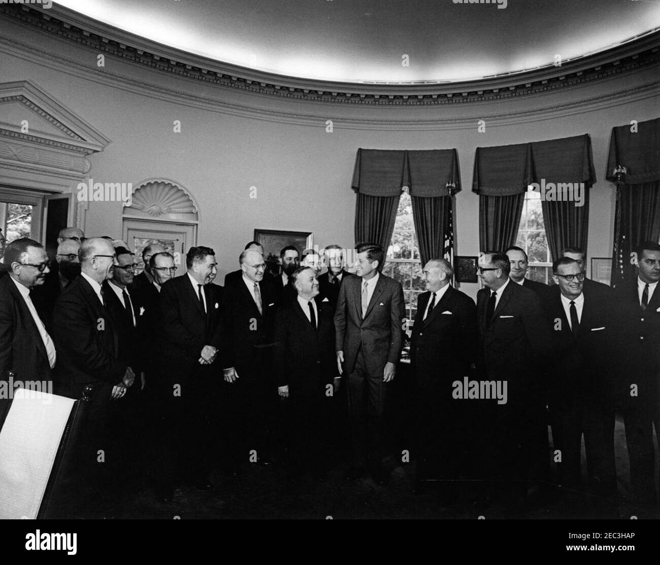 Réunion avec le Conseil des gouverneurs de l'American Bar Association (ABA), 4 h 05. Le président John F. Kennedy (au centre) rencontre les membres du Conseil des gouverneurs de l'American Bar Association (ABA). Gauche du Président Kennedy (R-L) : procureur Edward W. Kuhn, de McDonald Kuhn; avocat Edward L. Wright (partiellement caché), de Wright, Harrison, Lindsey u0026 Upton; avocat Harry Gershenson (en face), de Gershenson u0026 Gershenson; avocat David A. Nichols (en arrière); non identifié; le procureur Lewis F. Powell, Jr., de Hunton, Williams, Anderson, gay u0026 Moore; le procureur Charles W. Pettenhill, de Hirschberg Banque D'Images