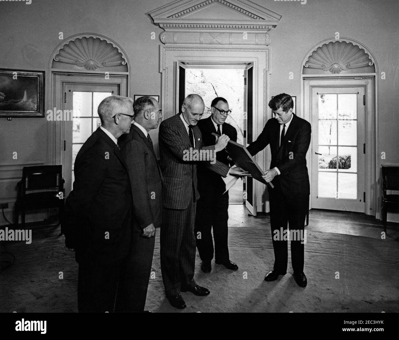 Présentation de la citation d'honneur de l'American Institute of Architects (AIA) au Président Kennedy, 12 h 30. Des représentants de l'American Institute of Architects (AIA) présentent le Président John F. Kennedy avec la mention d'honneur AIAu0027s, en reconnaissance des politiques du Président Kennedyu0027s relatives à l'architecture et aux beaux-arts de gauche à droite : le Directeur exécutif de l'AIA, William H. Scheick; Charles M. Nes, Jr., membre du conseil d'administration national de l'AIA; premier vice-président de l'AIA, Arthur Gould Odell Jr. (Tenant le prix encadré); président de l'AIA, J. Roy Carroll, Jr.; P Banque D'Images