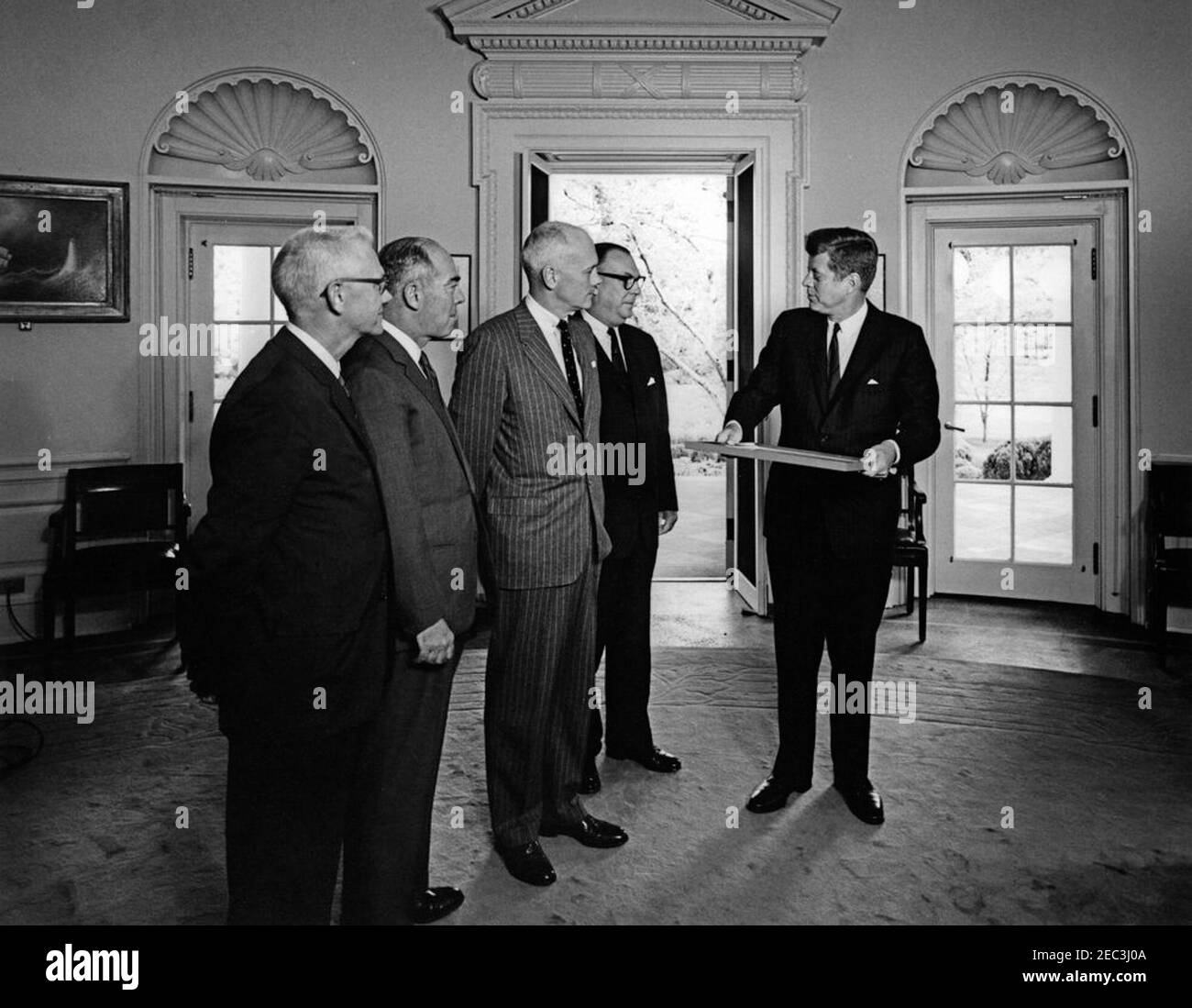 Présentation de la citation d'honneur de l'American Institute of Architects (AIA) au Président Kennedy, 12 h 30. Des représentants de l'American Institute of Architects (AIA) présentent le Président John F. Kennedy avec la mention d'honneur AIAu0027s, en reconnaissance des politiques du Président Kennedyu0027s relatives à l'architecture et aux beaux-arts de gauche à droite : le Directeur exécutif de l'AIA, William H. Scheick; Charles M. Nes, Jr., membre du conseil d'administration national de l'AIA; premier vice-président de l'AIA, Arthur Gould Odell Jr.; président de l'AIA, J. Roy Carroll, Jr.; président Kennedy (Holding t Banque D'Images
