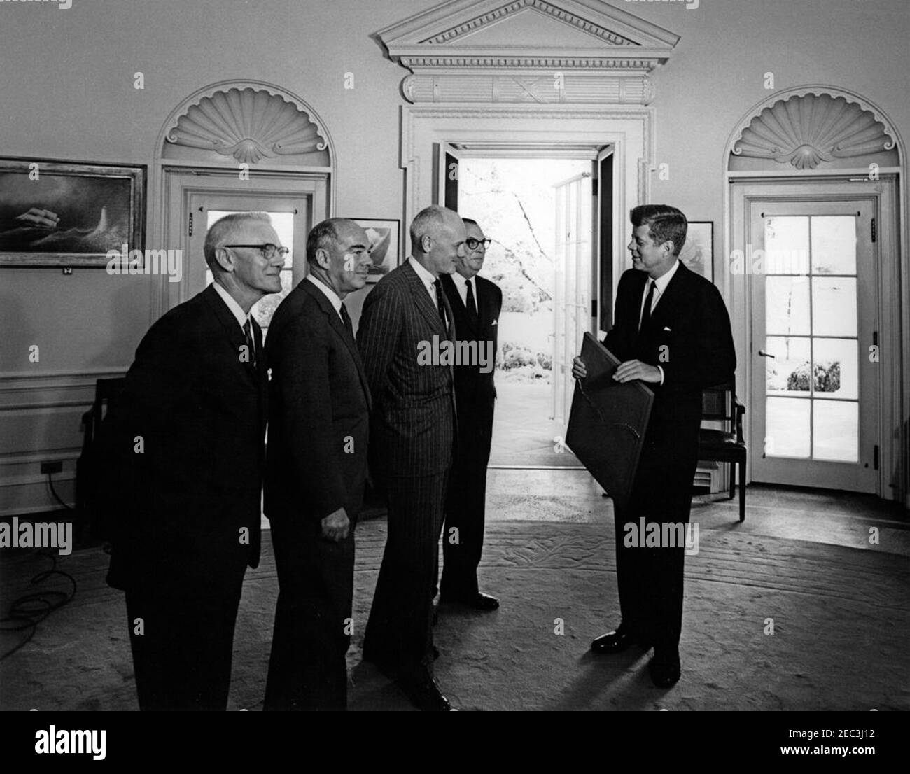 Présentation de la citation d'honneur de l'American Institute of Architects (AIA) au Président Kennedy, 12 h 30. Des représentants de l'American Institute of Architects (AIA) présentent le Président John F. Kennedy avec la mention d'honneur AIAu0027s, en reconnaissance des politiques du Président Kennedyu0027s relatives à l'architecture et aux beaux-arts de gauche à droite : le Directeur exécutif de l'AIA, William H. Scheick; Charles M. Nes, Jr., membre du conseil d'administration national de l'AIA; premier vice-président de l'AIA, Arthur Gould Odell Jr.; président de l'AIA, J. Roy Carroll, Jr.; président Kennedy (Holding t Banque D'Images