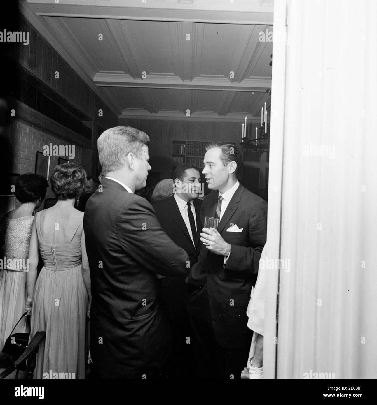 Voyage à New York : réception, résidence Arthur Krim. Le président John F. Kennedy visite un homme non identifié lors d'une réception en soirée à la résidence d'Arthur B. Krim et du Dr Mathilde Krim à New York, New York. Banque D'Images Voyage à New York : réception, résidence Arthur Krim. Le président John F. Kennedy visite un homme non identifié lors d'une réception en soirée à la résidence d'Arthur B. Krim et du Dr Mathilde Krim à New York, New York. Banque D'Images